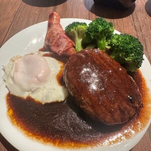 お肉屋さんの、粗びきハンバーグステーキ。